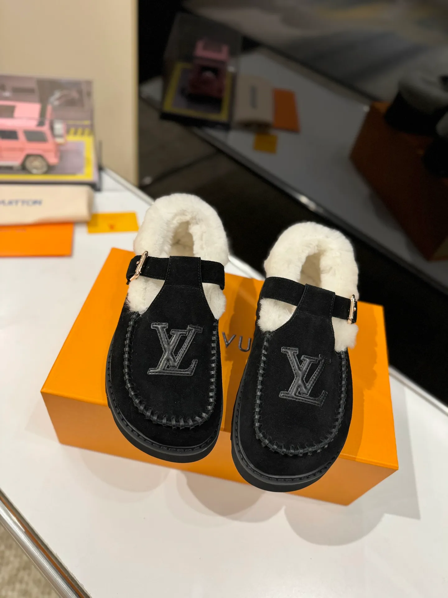 👟👟Ex-factory price 560👟👟 Louis Vuitton lv louis vuott…on fw24 new arrival～The latest furry slippers for autumn and winter🏂🏂 This pair of furry slippers is also very good-looking! The leather ones are very high-end! ! !Paired with denim shorts in autumn and winter, it’s perfect! Put it on and you will instantly have your ideal height! 😍 A favorite style, with fashion elements, the appearance of the upper is full of nobility. Wearing it can always show off the fashionable charm of women. It is fashionable but not too showy. The high-end beef tendon on the upper and the Lvjia letter buckle are so beautiful. ✅Upper: imported high-end frosted/cow leather ✅Outsole: original outsole ✅Inner lining: imported real wool ✅Size: 35-42 (41.42 customized, non-returnable) ✅Packaging: full set of original drawer box